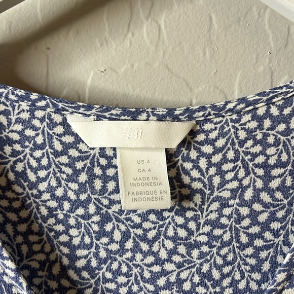H&M blue and white short sleeve slightly cropped top. Size 4. Cute with jeans. - Picture 6 of 7